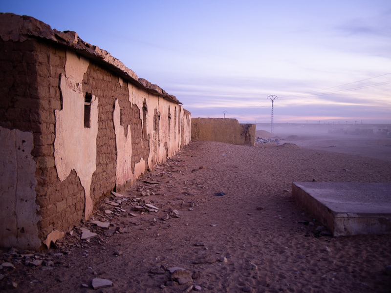 Illustration for article titled In War Torn Western Sahara, These Old Cars Are The King And Queen
